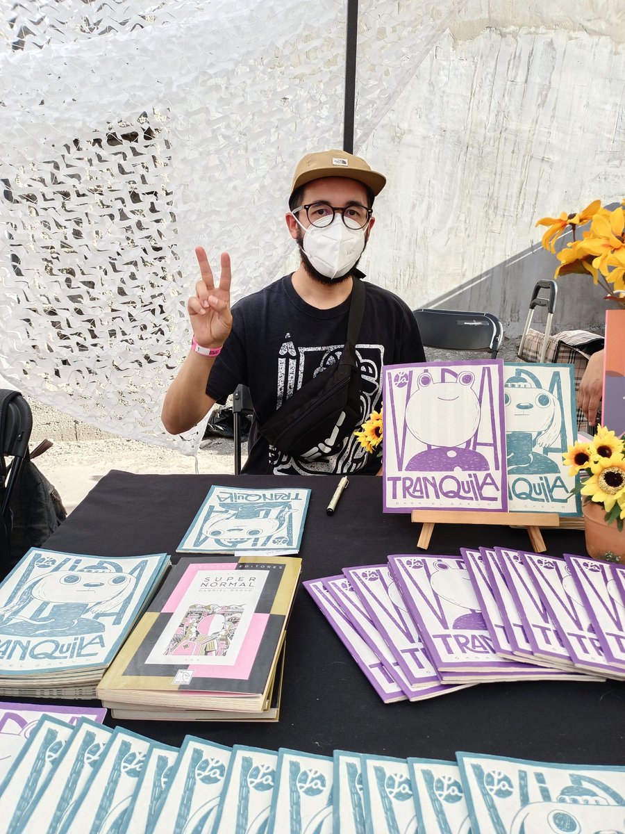 DN_ediciones's tweet photo. Foto del domingo en la firma de libros de @GabrielGarvo la hermosa feria Cohete Lunar ❤️ https://t.co/65j3kibf2K