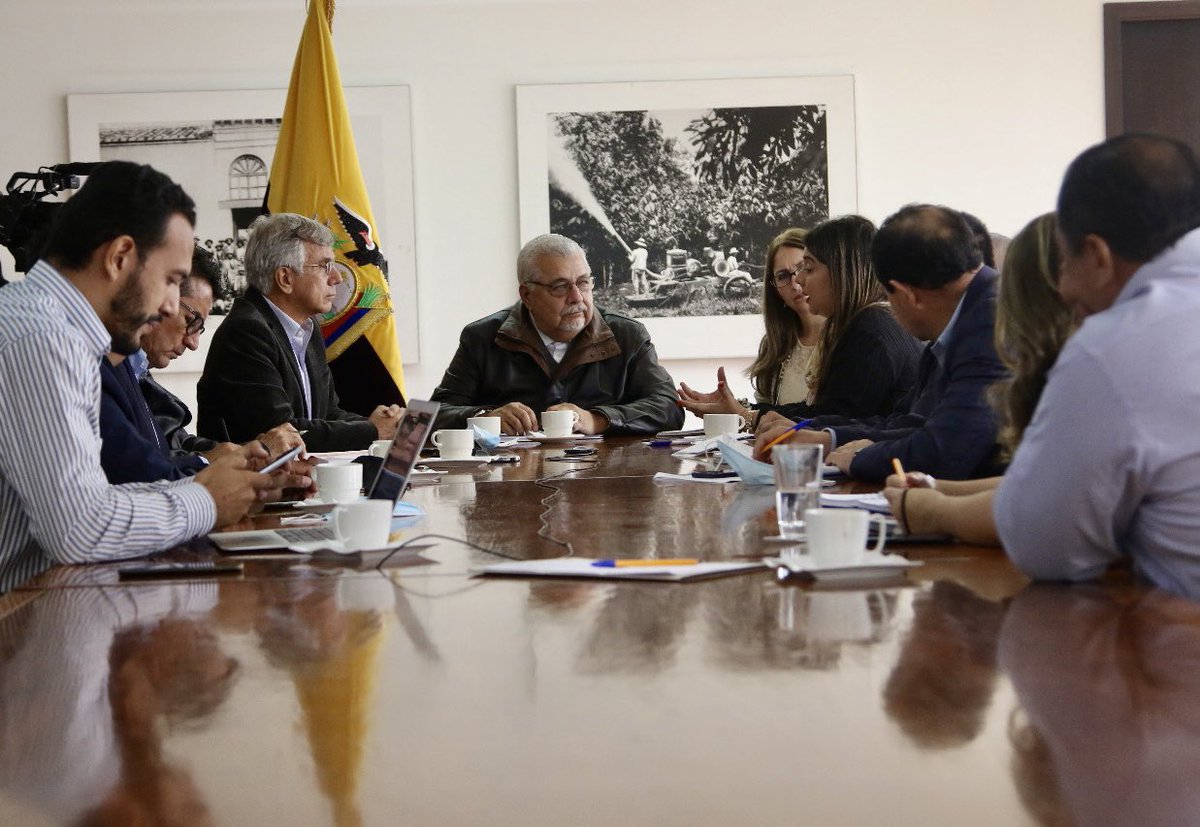 AgriculturaEc's tweet photo. 💉Vacunación contra fiebre aftosa y peste porcina.
🥩Producción de carne nacional.
🐮Areteo para identificación y trazabilidad.

Fueron algunos temas que abordó el ministro @PedroAlavaEc, con representantes de #ASOGAN y #CORPOGAM con el objetivo de fortalecer el sector pecuario🇪🇨 https://t.co/xkFDuEkd0U
