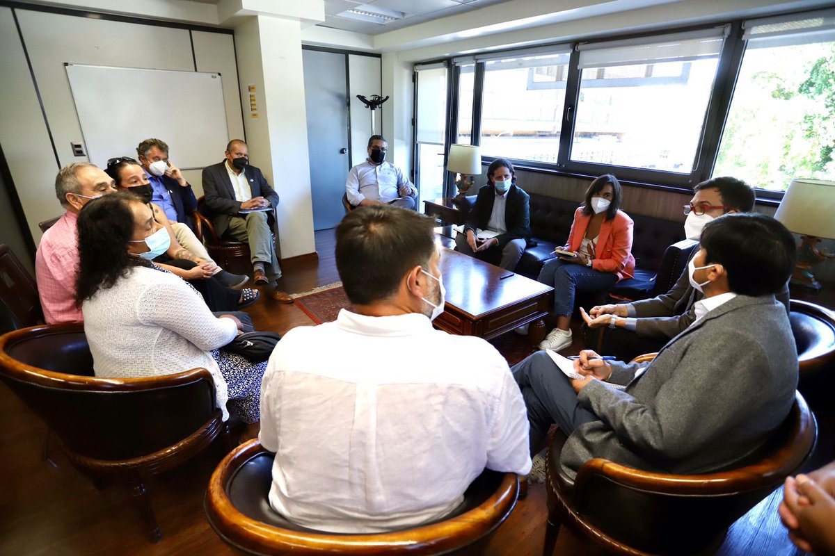 izkia's tweet photo. Nuestros encuentros siguen adelante. Nos reunimos con la familia Martínez, quienes sufrieron el incendio del predio donde trabajaban. Escuchar lo que han tenido que vivir es clave para nuestro plan de trabajo. Refuerza la importancia de reconstruir confianzas para lograr paz. https://t.co/2SN5wzeXCS