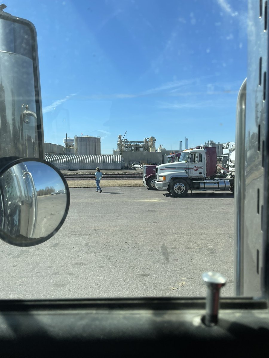AugustReihs's tweet photo. The only thing I don’t like about it warming up is now all the weird truck drivers stand outside waiting at the ethanol plant #stayaway https://t.co/i0pHoWZvnO