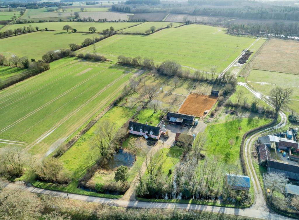 Dreamy medieval property launched with gorgeous chamfered beams, inglenook fireplace 🔥🪵 detached annexe. 4 acre paddocks +3 acres leasing, looseboxes, floodlit manège +large barn. Equestrian 🐎 👉 properties.whatley-lane.co.uk/property/rough…

#equestrian #manège #farmhouse #medieval #BuryStEdmunds