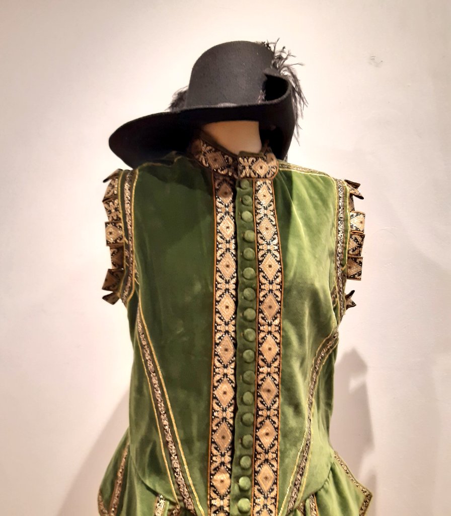 ManlimaCosplay's tweet photo. En #Cearcal hay una exposición chula de trajes con historia, es pequeñita pero mola 😙 https://t.co/z6ohjnpIkw