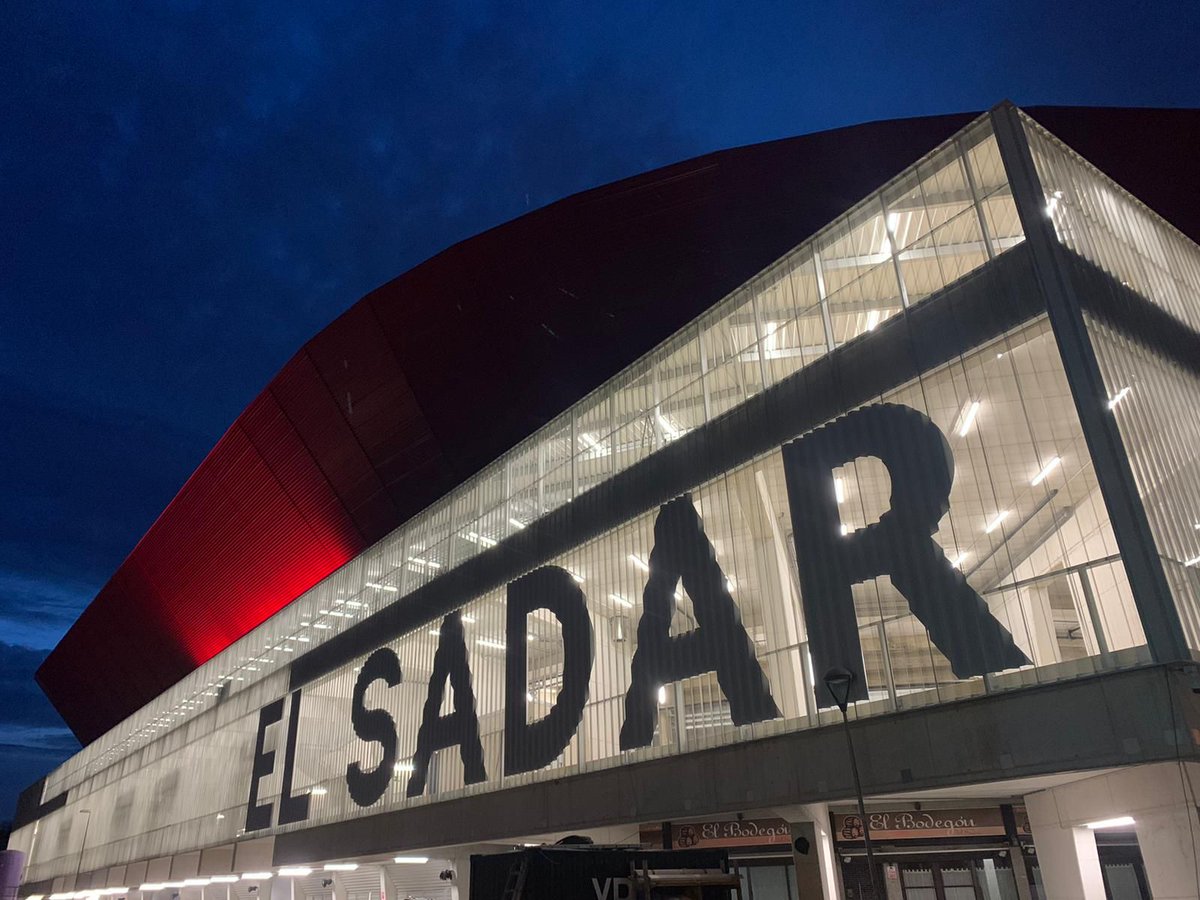 StadiumDB's tweet photo. Todo el mundo lo sabe ya, pero por respeto a nuestros observadores hispanohablantes, lo repetimos:

Estadio El Sadar 🇪🇸 con el título de Estadio del Año 2021! 🏟🥇

La clasificación completa se puede ver aquí: https://t.co/b4QiK2SmBd

¿A qué sabe esta victoria, @CAOsasuna? https://t.co/opaDv3fPUY