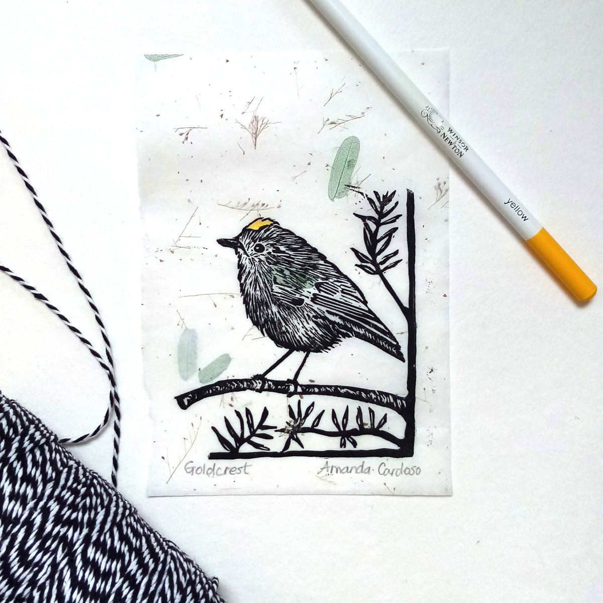 APrintmaker's tweet image. A Teeny Tiny Goldcrest! 🌞 This is the UK's smallest bird - Today I made some mini prints with yellow highlights and put them on my website.
#goldcrest #linocut #ukbirds #cutebird #littlebird #outdoorlife #southdowns #birdartist #birdprint #tiny