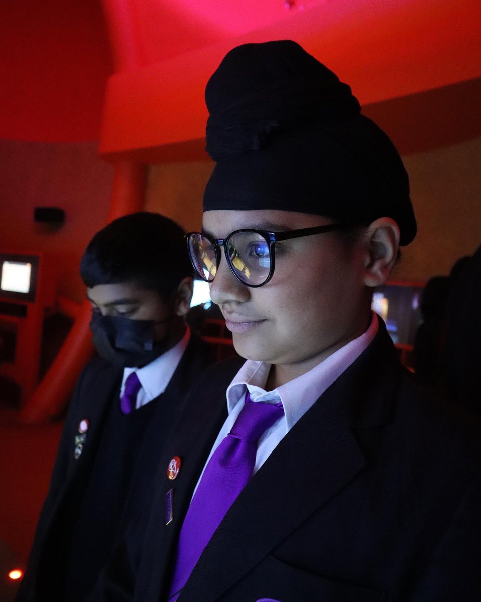 StratfordSch's tweet photo. #Year8 students uncovered the world of genes in a curriculum-linked science workshop held in the @CentreoftheCell #NeuronPod! Students learnt how our 20,000 genes make proteins, how genes differ, the process of meiosis and were also introduced to cutting edge genetic research! https://t.co/Joo3UDYdgX