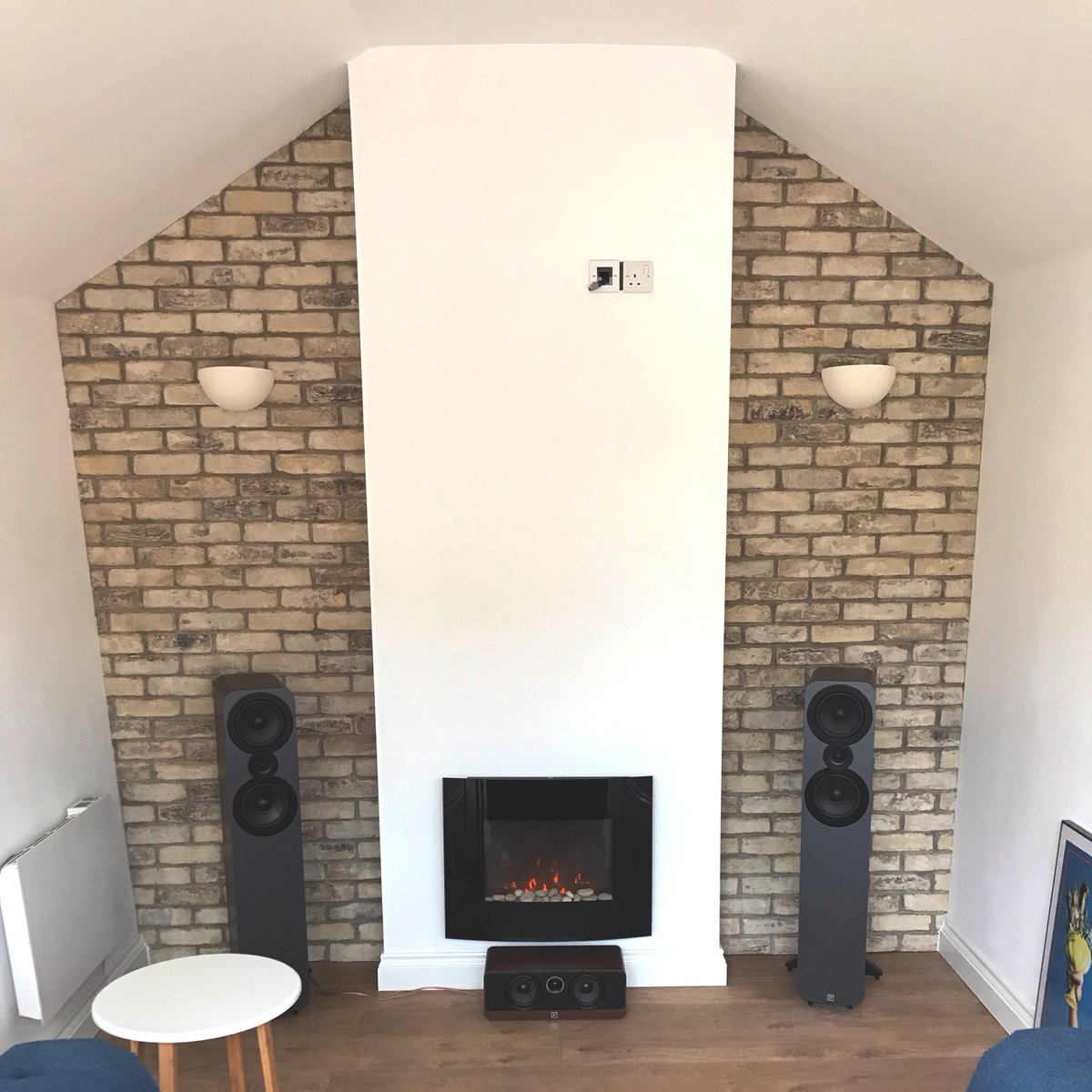 thebricktileco's tweet photo. A little twist on the norm, this client decided to go with a crisp, clean chimney breast and brick tiles in the alcoves to create a feature.
.
.
.
#bricktilecompany #brickfeaturewall #exposedbrick #brickslips #bricks https://t.co/z5TOCEDIB4