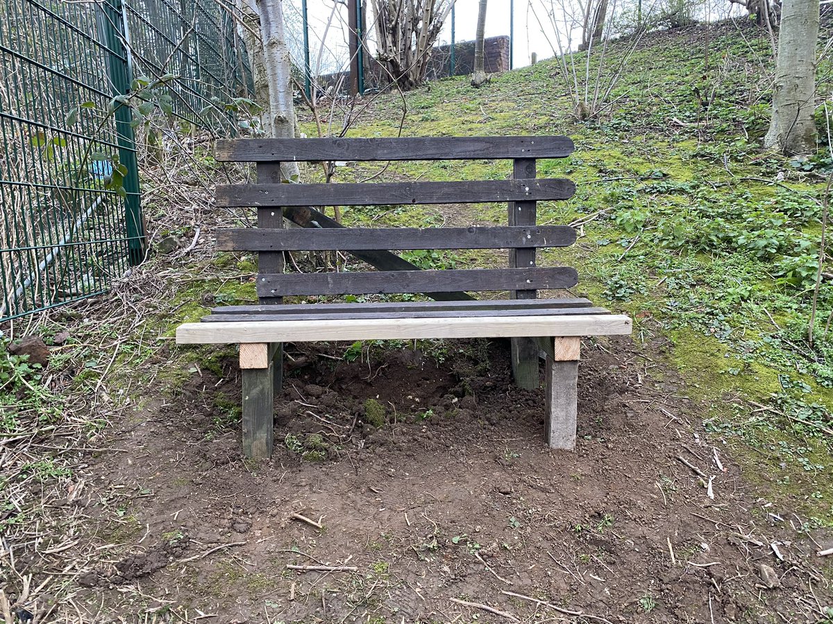 EMMABLEIGH's tweet photo. Look what the amazing team of participants @ActivityLeeds made today, what a fantastic bit of upcycling! They’re working hard on improving the outside of our hub building, follow us for more updates. 
@InspireNorthUK @commlinksnorth 
#collaboration #upcycling #community https://t.co/MZUViMmKcF
