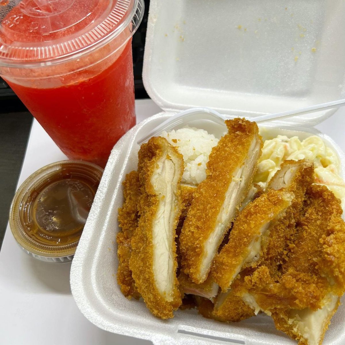 waipiocenter's tweet image. It's #TakeoutTuesday and we're sharing @bigpopparazzi's mouth-watering photos of his Chicken Katsu #takeout plate paired with strawberry slush floats from #LocoMocoDriveInn! #waipioshoppingcenter #hawaii #hawaiieats #foodie