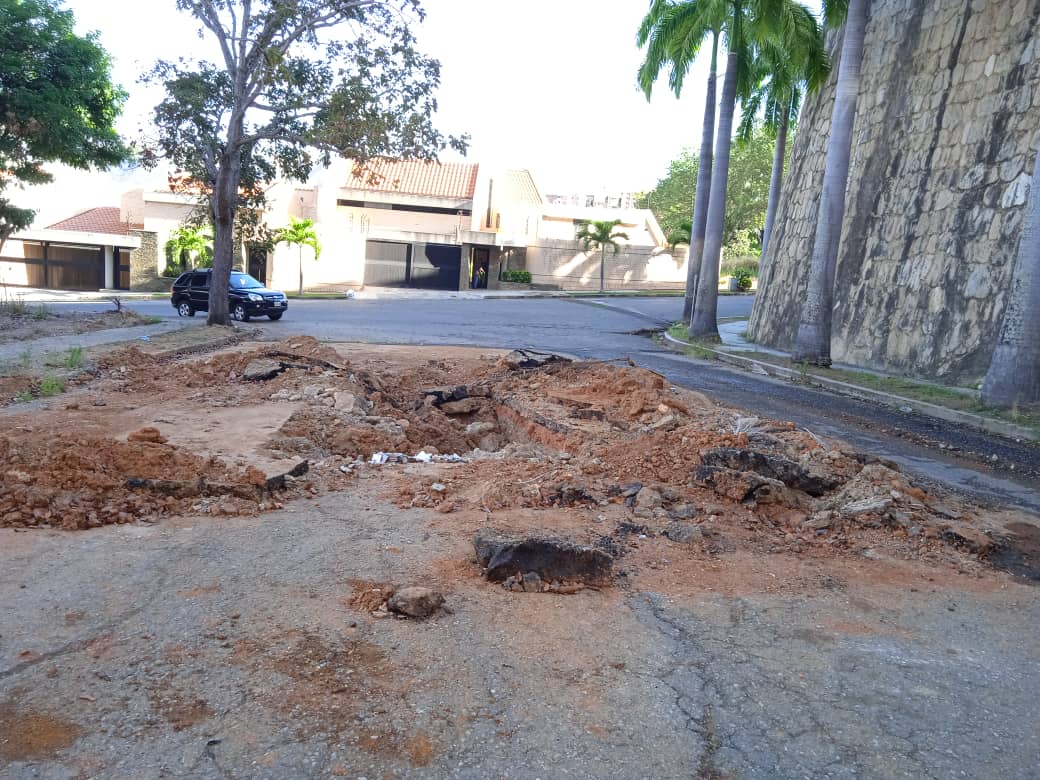 ccbosque1's tweet photo. Urb El Bosque Este, Valencia.  Esperando por asfaltado desde hace más de 7 meses, los huecos ya tienen más de 1 mt de profundidad, ayuda por favor quien tenga la competencia. @lacava10dracula @jcfuenmayor @alc_valencia @Hidrocentro2011 @invialca https://t.co/DIqXAhQRFv