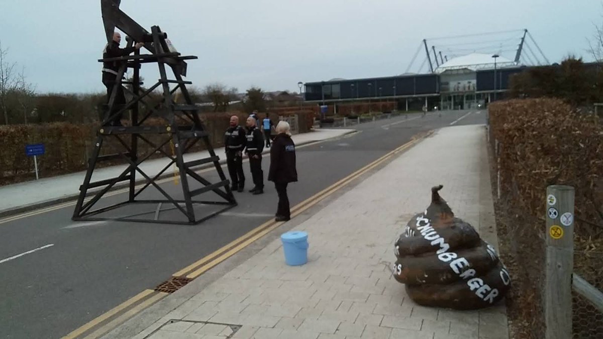 PHGriff's tweet photo. I think the police are missing something here
A big ol' #Shitberger
💩💩💩💩💩

#SchlumbergerOut #ExposeSchlumberger
@xr_cambridge @xryouthcambs 

🧵of 4 https://t.co/CScWUH93sM