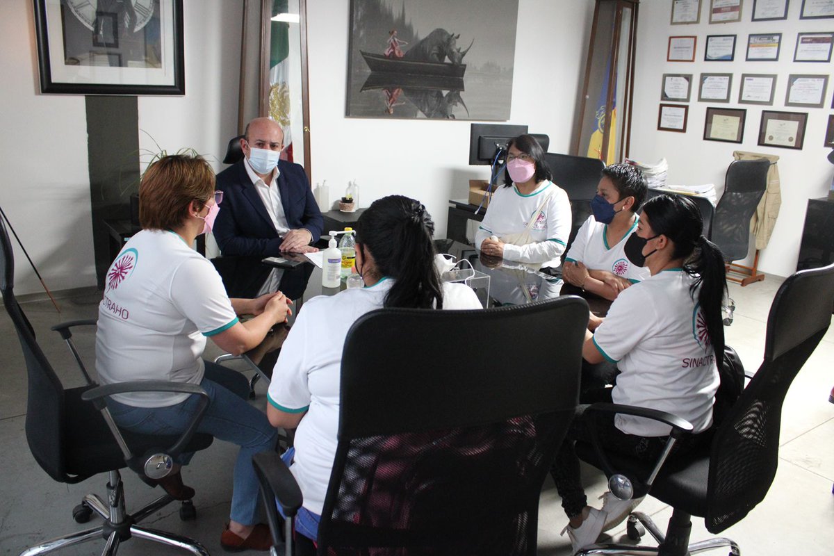 MarcoValerioGDL's tweet photo. Desahogué una reunión con representantes del Sindicato Nacional de Trabajadores y Trabajadoras del Hogar @SINACTRAHO, tratamos los temas sobre la agenda laboral 2022 y la campaña “Valor a Mi Trabajo” para personas trabajadoras del hogar. 

Agradezco la visita a la #STyPS. https://t.co/PyHUN2I3GL