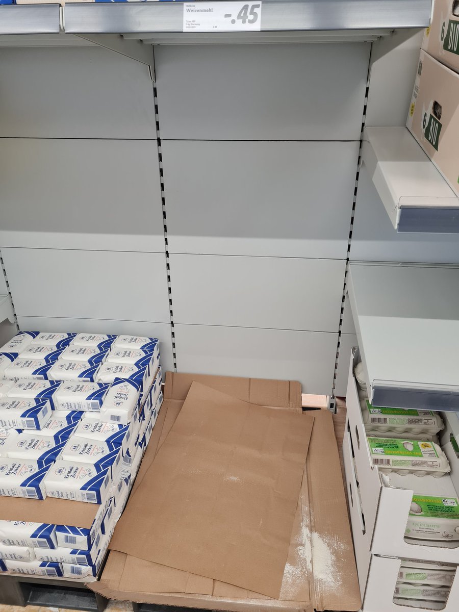 pkrjc's tweet photo. Und es geht schon wieder los. #Hamsterkaeufe #Mehl #Nudeln #klopapier #Dosenfutter #Wasser https://t.co/k3LAbMvq0O