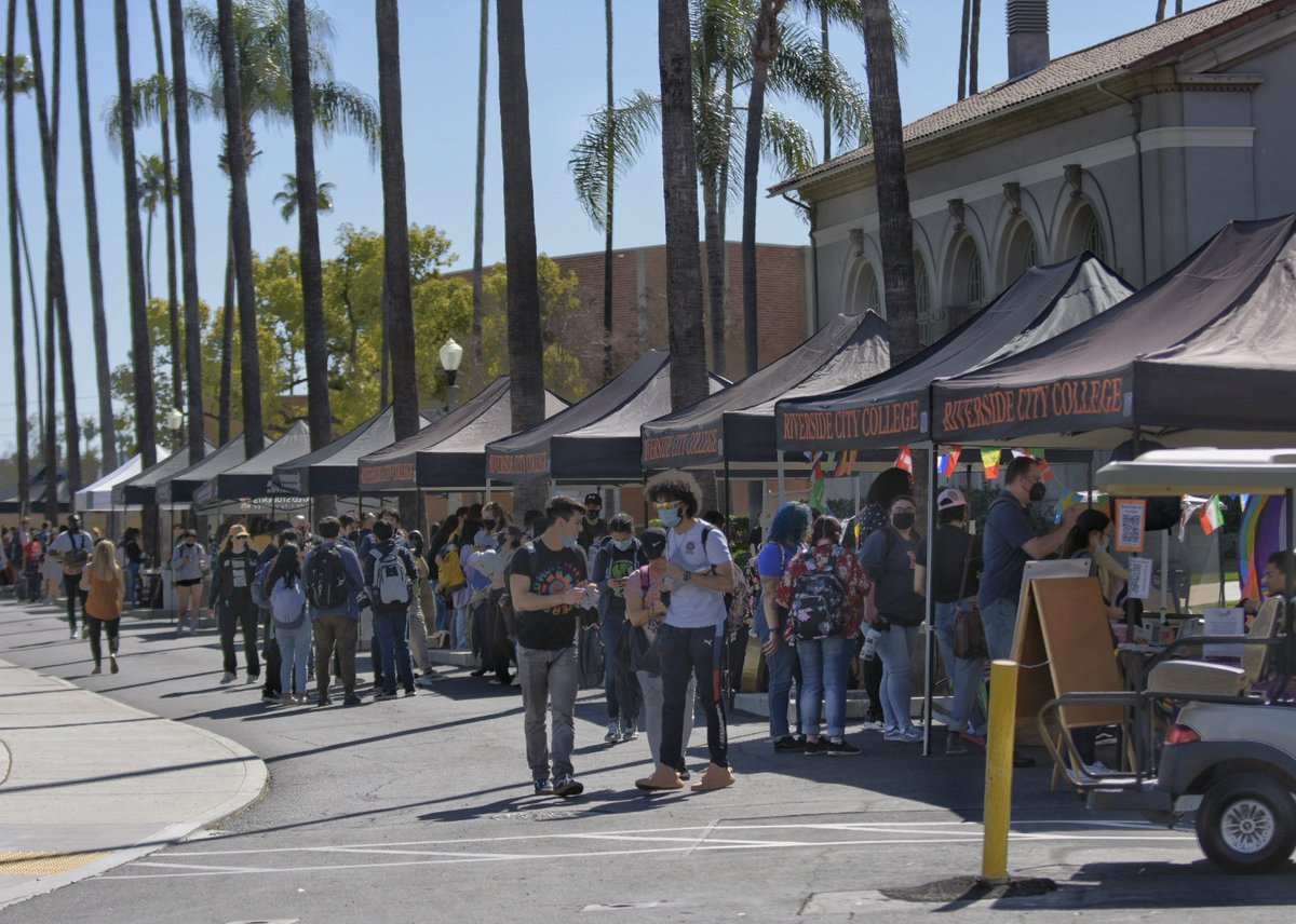 RCCViewpoints's tweet photo. Crowds of students and club organizers bustle through Terracina Drive and wait in line for funnel cake during Riverside City College's Club Rush on March 1.
(📸: Stephen Day | Viewpoints)
#RCC #ClubRush #ASRCC #Photography https://t.co/ECIah7Gtdh