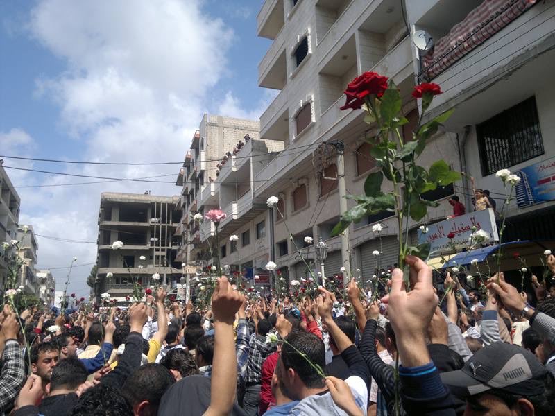 DelphineMinoui's tweet photo. Il y a 11 ans. Les 1ères manifestations syriennes. Les roses. Les voix qui s’élèvent en 1 seul chant. Le rêve d’1 révolution brisé contre le mur de la répression, des barils d’explosif, du gaz chimique, des blocus des cités rebelles, des attaques contre les écoles, les hôpitaux… https://t.co/NC6Ptz2xr4