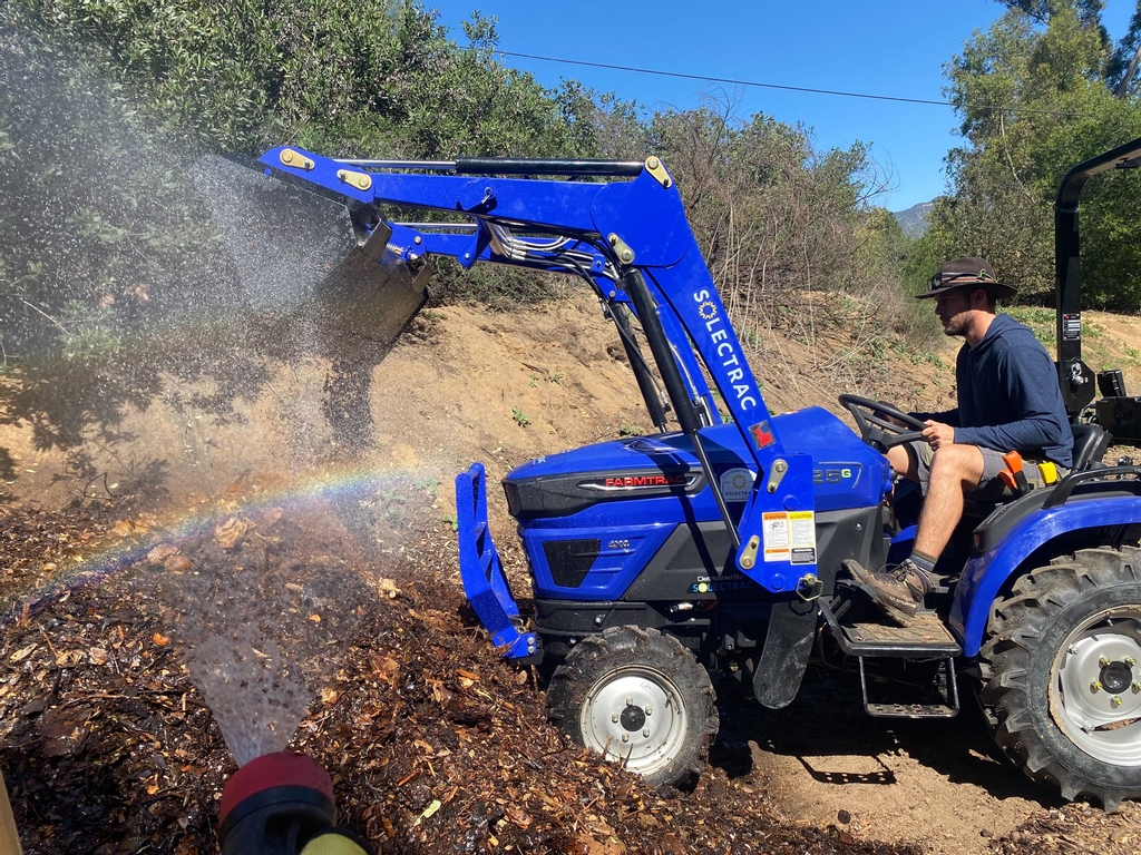 Sometimes #communitycomposting looks like this! 👀⁠ Photo featuring and taken by LA Compost Team members at the Griffith Park Regional Compost Hub.