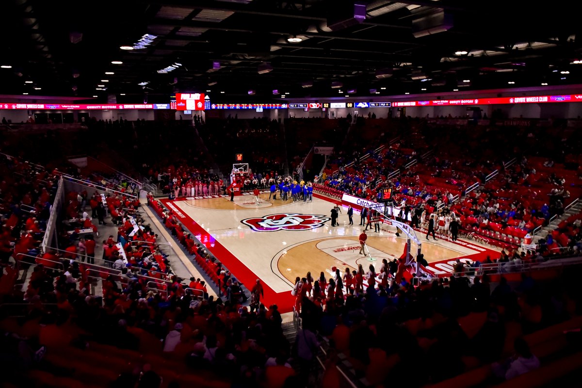 SDCoyotes's tweet photo. 🚨 Eric Peterson will be named head men's basketball coach at a press conference 11 a.m. Wednesday. Peterson was an assistant for @SDCoyotesMBB under Craig Smith from 2014-18.

📰:https://t.co/gjUTyxUVKj

#WeAreSouthDakota x #GoYotes🐾 https://t.co/Af6PH6V7Dh