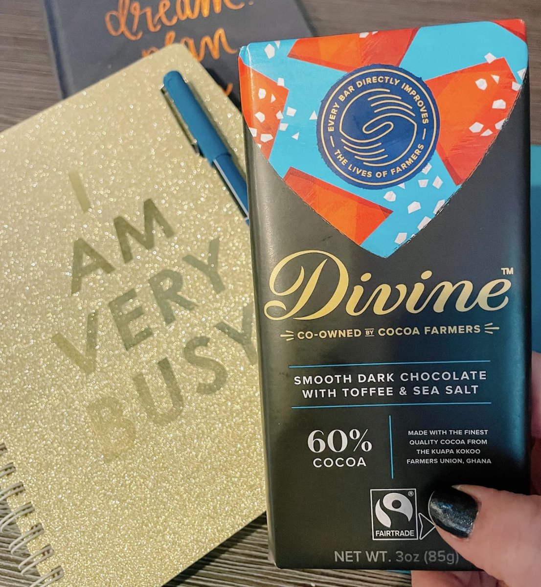 DivineChocUSA's tweet photo. There’s nothing like smooth dark chocolate with toffee & sea salt to get you through the day. Delicious, premium chocolate is today’s goals. Who agrees? #DivineDifference 🙋🏽♀️🍫 https://t.co/fjXrNbwPeh