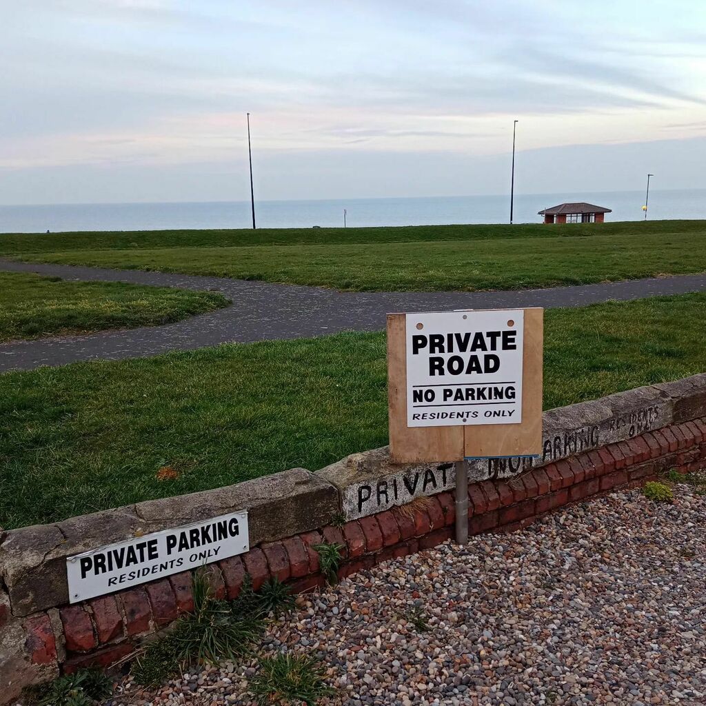 moley75's tweet image. I&apos;m detecting a touch of exasperation here. #noparking #privateroad #tynemouth instagr.am/p/CbIv_0brIVK/