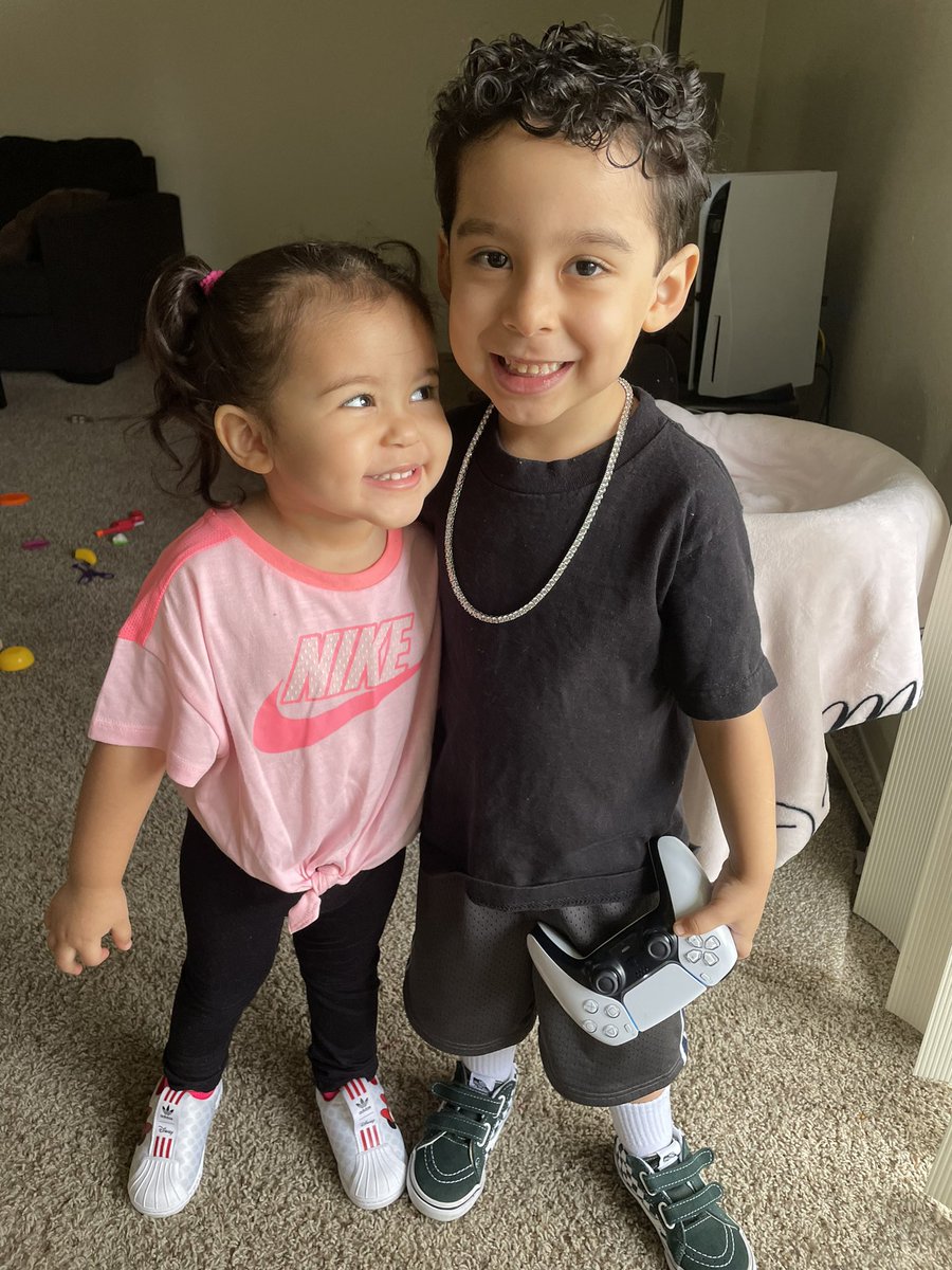 xo_pattty's tweet photo. she loves her some Billy 🥺🤍🤍 
#siblinglove https://t.co/bhB7Oe6R4D