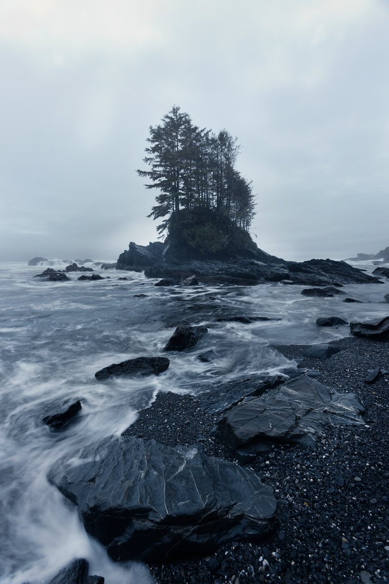 Dropping here the latest edits I’ve worked on. Interesting how this place changes with tides. Low tides reveal more of the rock formations and in high tides we can play with water and long exposure.