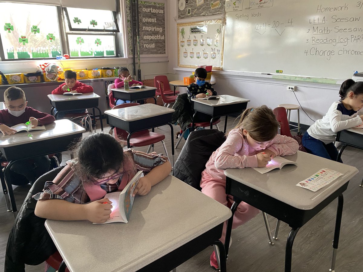 CarrieCullen5's tweet photo. Reading is much more fun with flashlights!! Thank you to our class parents! #PARP #DogDays https://t.co/WFDW5cCy7T