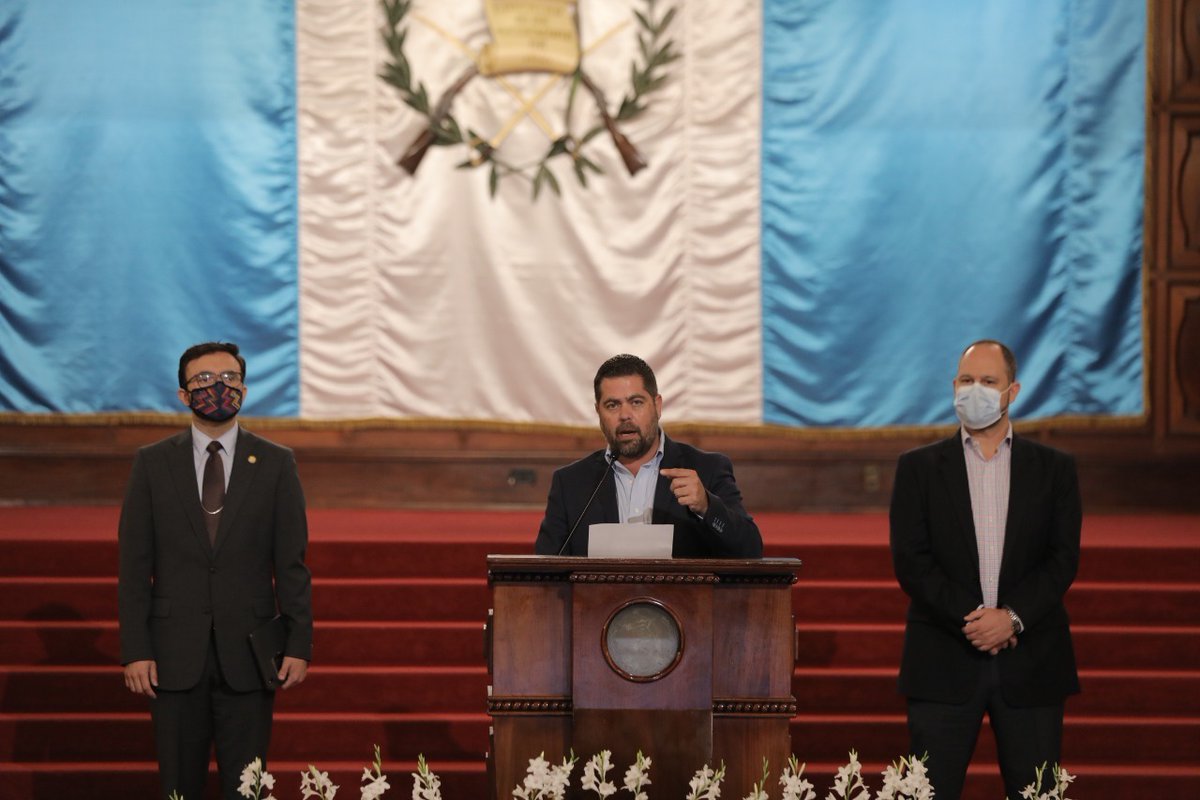 AGN_noticias's tweet photo. #EnDirecto | Javier Maldonado, titular del @CIVguate: "Tenemos todas las carreteras centroamericanas en malas condiciones. La venta de Guatemala hacia otros países es de frontera a frontera, a aeropuertos y puertos". 

📸 Gilber García. https://t.co/2uT9EmGNHh