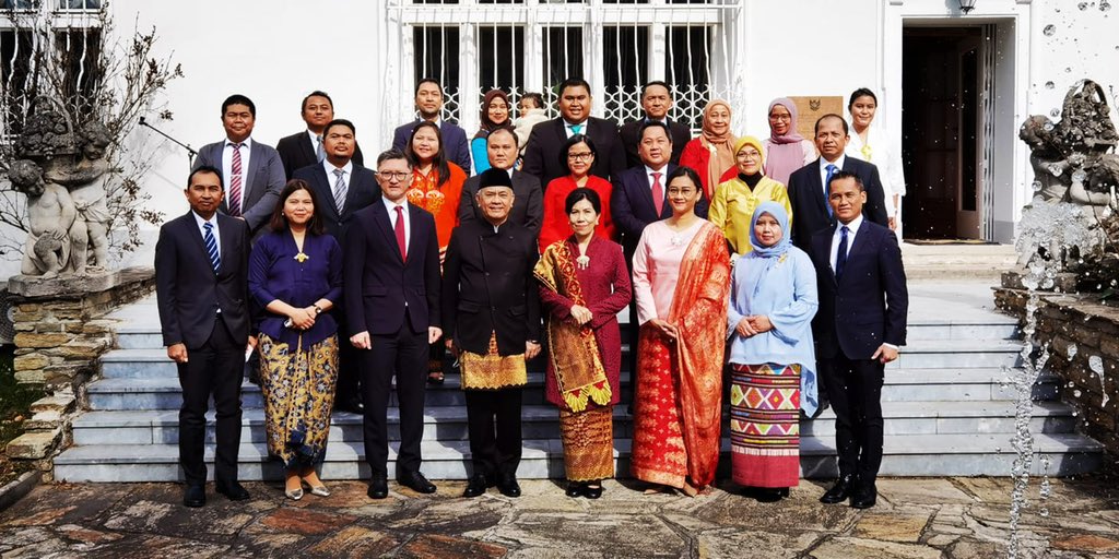 bentpad's tweet photo. Selamat bpk Dubes LBBP RI @damos_agusman … 🇮🇩🇦🇹 #credentials #inidiplomasi #vienna https://t.co/VXx7uZgWL8
