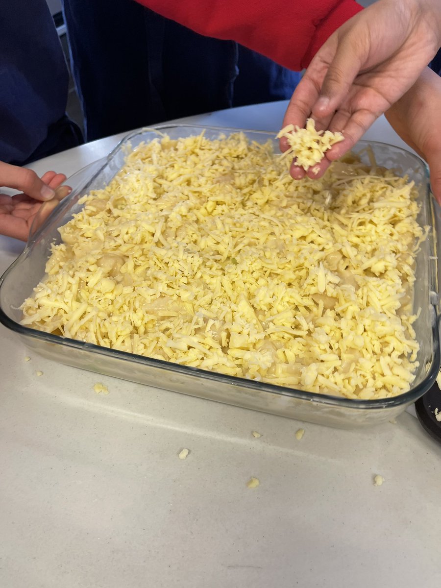 KitchenTeaching's tweet image. In cooking club the children made a cheesy pasta with leeks, onion and garlic for added flavour.