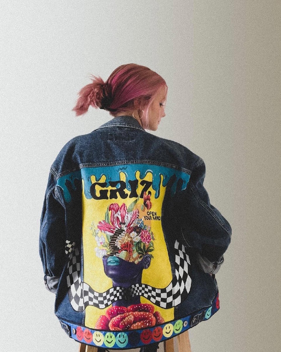 jenna_paskey's tweet photo. Loved painting this one! @Griz check out my insta “RevampCreativeCo” for more! This jacket will be on sale for auction at 10 pm EST until Friday March 18 !🤍✨ https://t.co/CIdSiVONfA