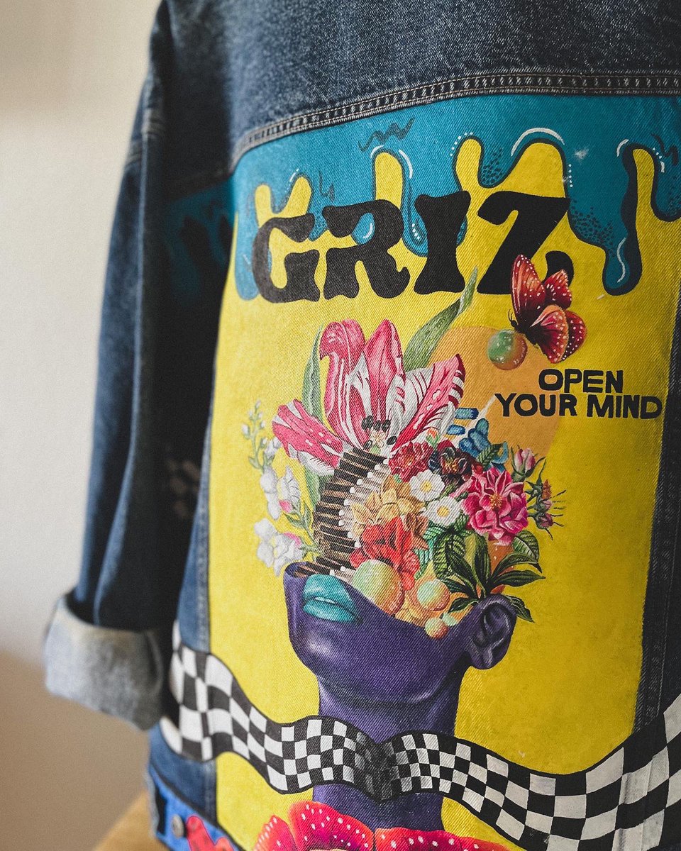jenna_paskey's tweet photo. Loved painting this one! @Griz check out my insta “RevampCreativeCo” for more! This jacket will be on sale for auction at 10 pm EST until Friday March 18 !🤍✨ https://t.co/CIdSiVONfA