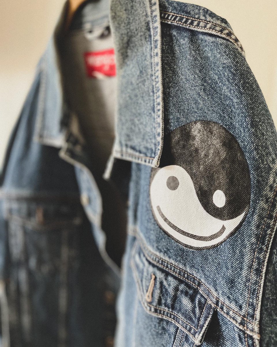 jenna_paskey's tweet photo. Loved painting this one! @Griz check out my insta “RevampCreativeCo” for more! This jacket will be on sale for auction at 10 pm EST until Friday March 18 !🤍✨ https://t.co/CIdSiVONfA