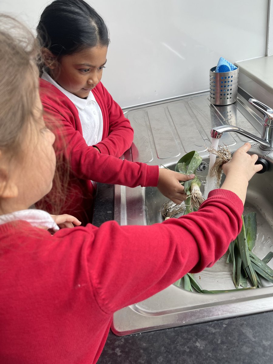 KitchenTeaching's tweet image. They gave them a good wash and some of the leeks were used later by the children in cooking club.
