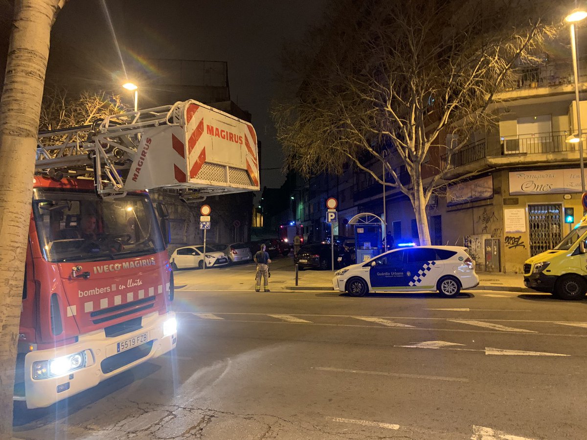 Totbadalona's tweet photo. 🔴Els @bomberscat actuen aquesta hora al carrer Flúvia, a Dalt la Vila,en uns cables elèctrics on surten guspires. Hi ha diverses dotacions dels bombers, @Badalona_GUB i SEM #Badalona https://t.co/osvTFKY0VL