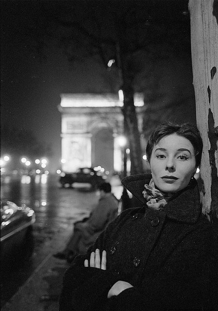 ParisAMDParis's tweet photo. Nat Farbman. 
Dovima aux Champs-Élysées 
1952  #Paris #France #fashion https://t.co/17CfPTybsj