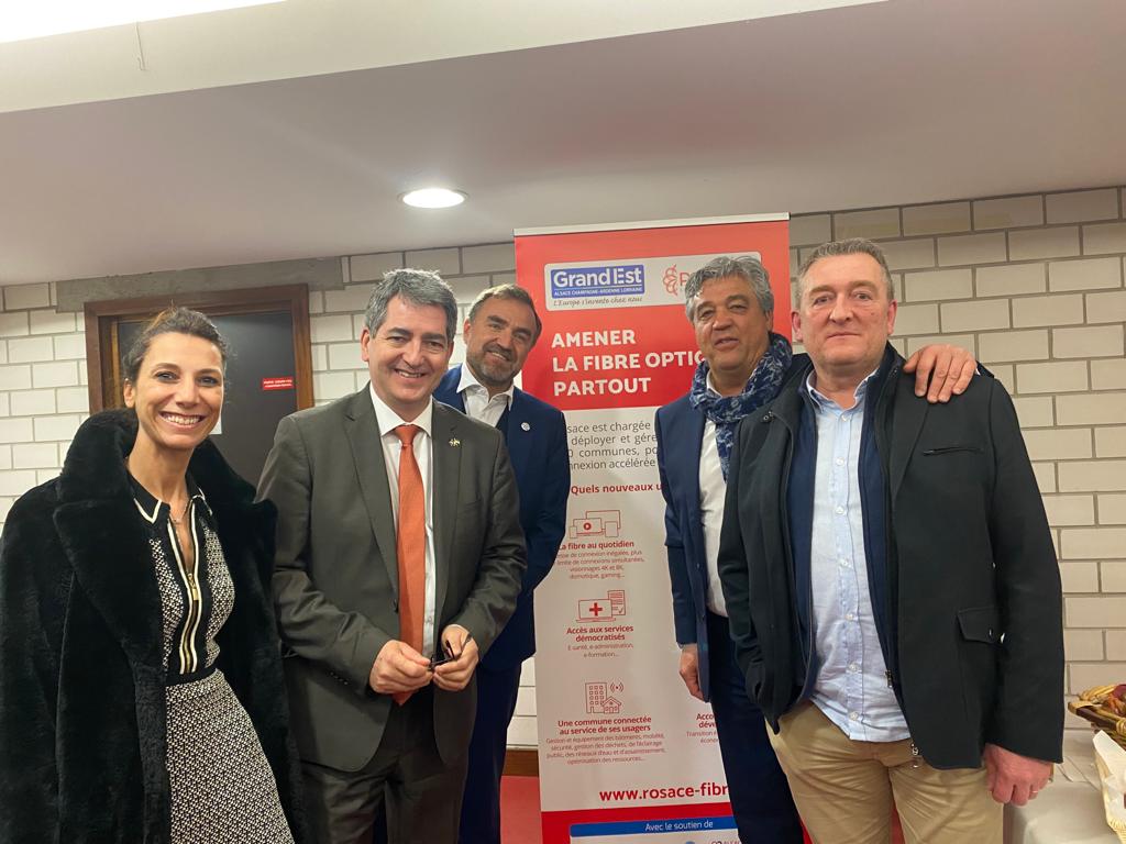 ilham__djehaich's tweet photo. En #Alsace aux côtés de #Rosace avec les représentants de l’État, les élus &amp; @altitude_infra pour célébrer la fin du #déploiement. Succès d'1 #collectif marqué par 1 engagement public/privé pour un réseau #fibre de qualité pour les #Alsaciens!
👏&amp;🙏aux équipes de Patrick Carnet! https://t.co/BG0S50iCiM