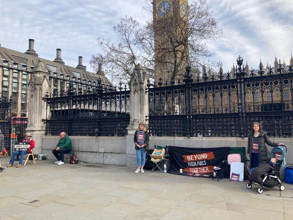 beyondfft's tweet image. Our youngest vigiller joined us outside @UKParliament for day 10 of our Vigil and Fast to go #BeyondFFT Meanwhile @Angus_Climate #UncleOnHungerStrike on day 2 of #HungerStrikeforClimate sat by the gate to meet MPs, visitors and staff demanding #intergenerationaljustice @GregHands
