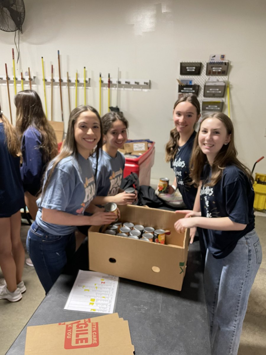 Big round of applause for these <a href="/oc_softball_/">OC Softball</a>  &amp; <a href="/OC_DANCETEAM/">O’Connor Dance Team 🌟</a> members for their service <a href="/safoodbank/">San Antonio Food Bank</a>. We sorted through 14,362 lbs of food = 11,490 meals
#fightinghungerfeedinghope