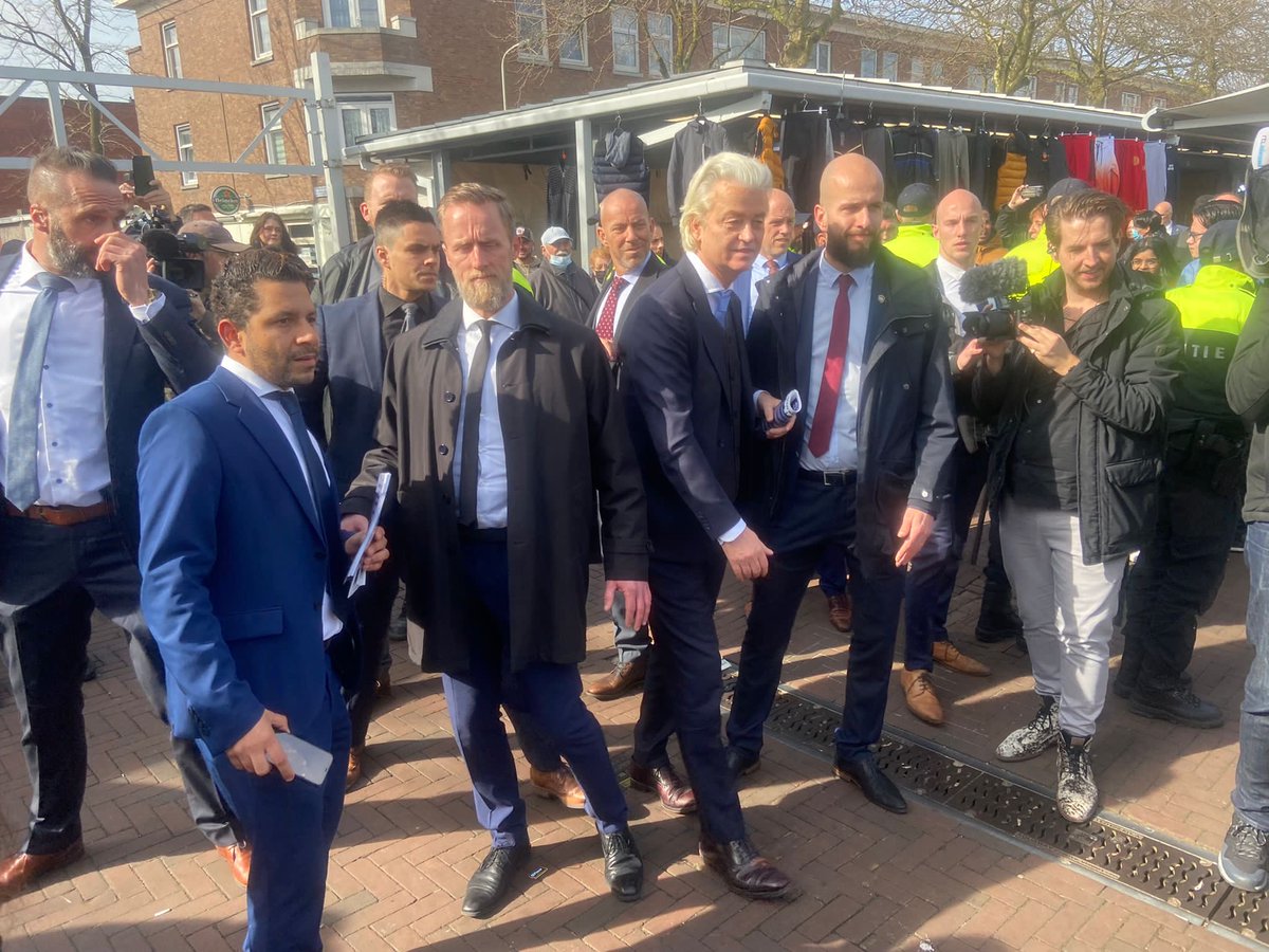 SebastianKruis's tweet photo. Flyeren met onze partijleider Geert wilders afgelopen zaterdag op de Haagse Markt.
Zoveel leuke, lieve reacties. Nu de laatste avond voor de verkiezingen. Zojuist nog onze laatste flyers in brievenbussen gedaan. Hopen dat onze inzet zich vertaalt naar een hele mooie uitslag! https://t.co/e8NMOJZ9ij