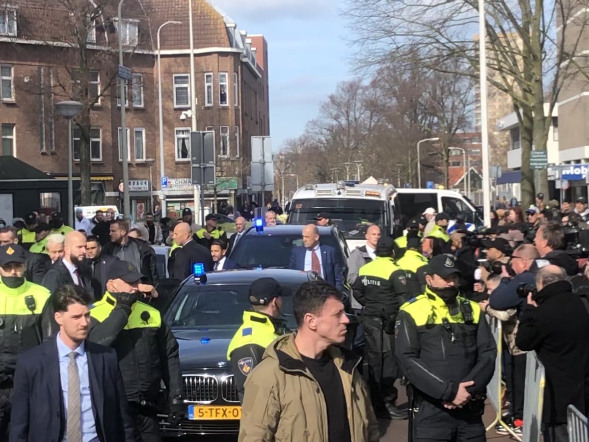 Flyeren met onze partijleider Geert wilders afgelopen zaterdag op de Haagse Markt.
Zoveel leuke, lieve reacties. Nu de laatste avond voor de verkiezingen. Zojuist nog onze laatste flyers in brievenbussen gedaan. Hopen dat onze inzet zich vertaalt naar een hele mooie uitslag!