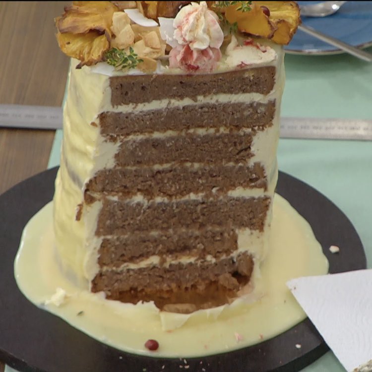 Václav upekl bublaninu s višněmi a do těsta přidal černé kakao. v technické výzvě obsadil 10. pozici. V kreativní výzvě připravil kokosový dort.