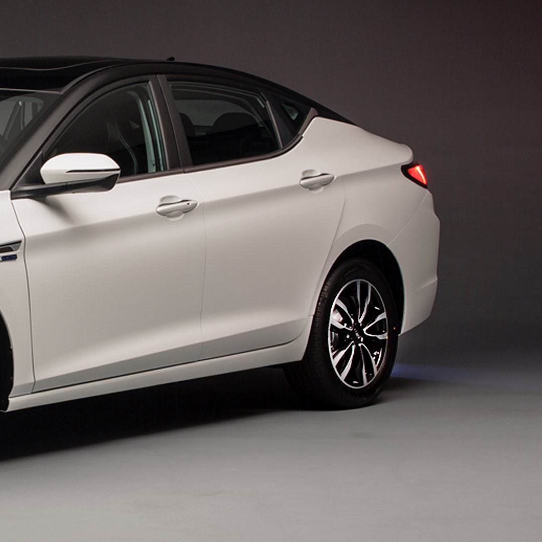 O custo do nosso incrível E-J7 é de apenas R$ 8,00 a cada 100Km (16 kWh para 100 Km).

Possui teto solar, painel de instrumentos digital além de uma tela de 10,4 polegadas com sistema de informação e entretenimento além de diversos controles de bordo.

Completo e eletrizante!⚡️💙