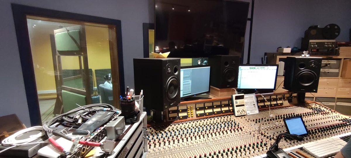 12nubes's tweet image. Hemos pasado una enriquecedora tarde entrevistando a una gran diseñadora de moda #MaríaClé ,la cual nos ha platicado desde sus logros hasta sus próximos proyectos. Una nueva experiencia que nos ha dejado huella.
#Neiker #Urkome #Latxari #12Nubes #kalezkaleVG #GoGasteizKultura