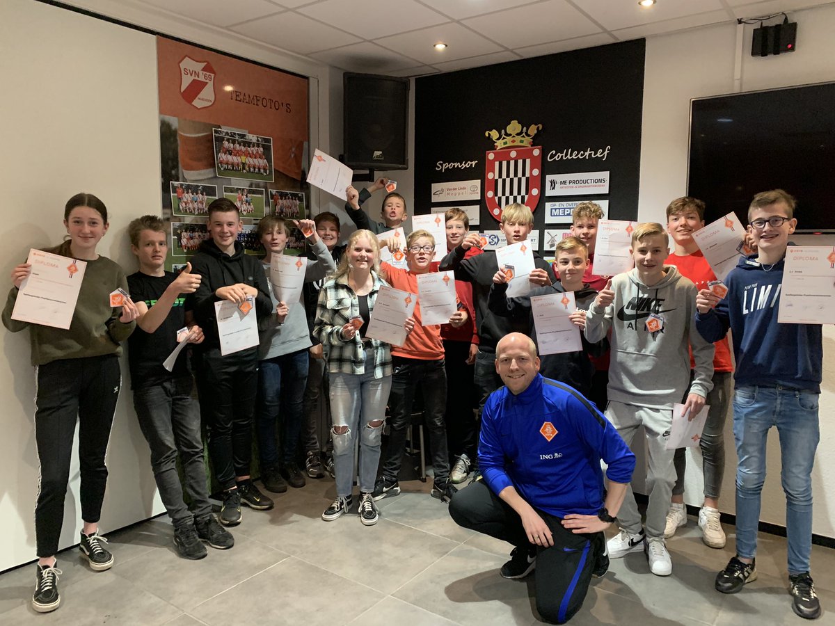Sinds vandaag allemaal gediplomeerde spelbegeleiders💪🏻. Bedankt <a href="/AlbertJan1988/">Albert Jan Benjamins</a> voor je enthousiaste begeleiding

#wiedejeugdheeft #zonderscheidsgeenwedstrijd