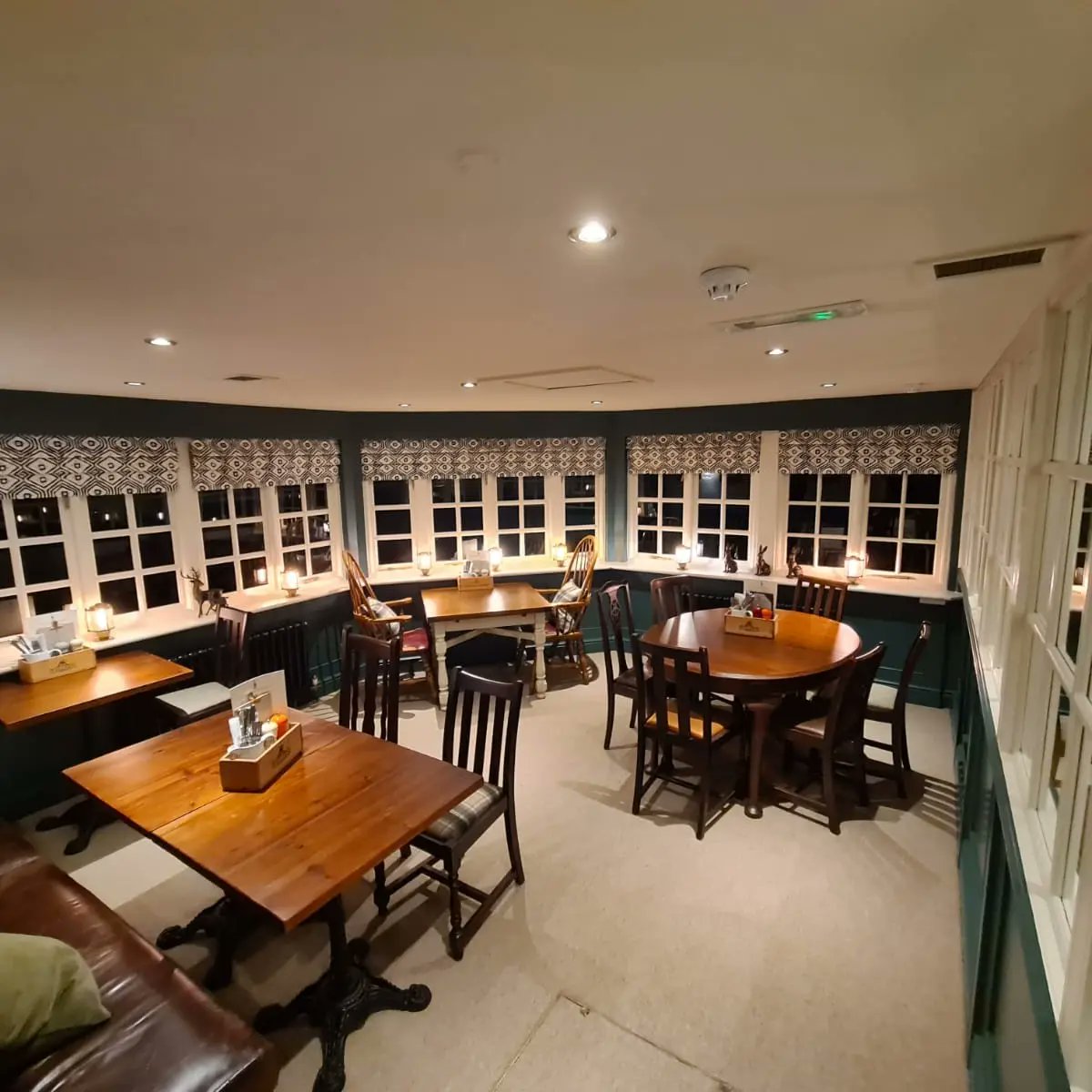 linkstavern1's tweet photo. After two weeks of hard work, we can confirm we are #reopeningtomorrow
Come and see the differences for yourselves, from 11am
@Fullers @FullersKitchen @London_Pride #linkstavernliphook #newlooklinkstavern #refurbcomplete #freshnewlook #openingagain #hampshirecountrypub #liphook https://t.co/XVpImPYYfs