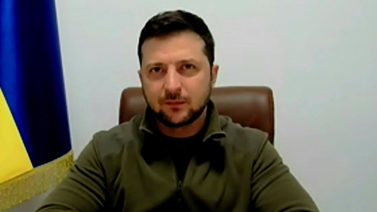 StevieHannah85's tweet photo. Stop the war.
Stop the violence.
Fuck you, #Putin.
Leave #Ukraine, you psycho Hitlerbot.
#GoFuckYourself.

#WeStandWithUkraine 🇺🇦💙💛

#WeStandWithZelensky ☮✌
#ZelenskyyIsAHero 🦸‍♂️💪
#Zelensky

#PutinWarCriminal ☠
#RemovePutin ⌛🇷🇺
#SendNATOToUkraine
#CloseTheSky
#SendThePlanes https://t.co/v6mqkxBqt2
