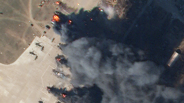 El Ejército de Ucrania destruyó este martes varios helicópteros militares rusos, en lo que constituye el mayor ataque de este tipo hasta el momento. Así quedó captado en imágenes satelitales
cnn.it/3w5dbXc