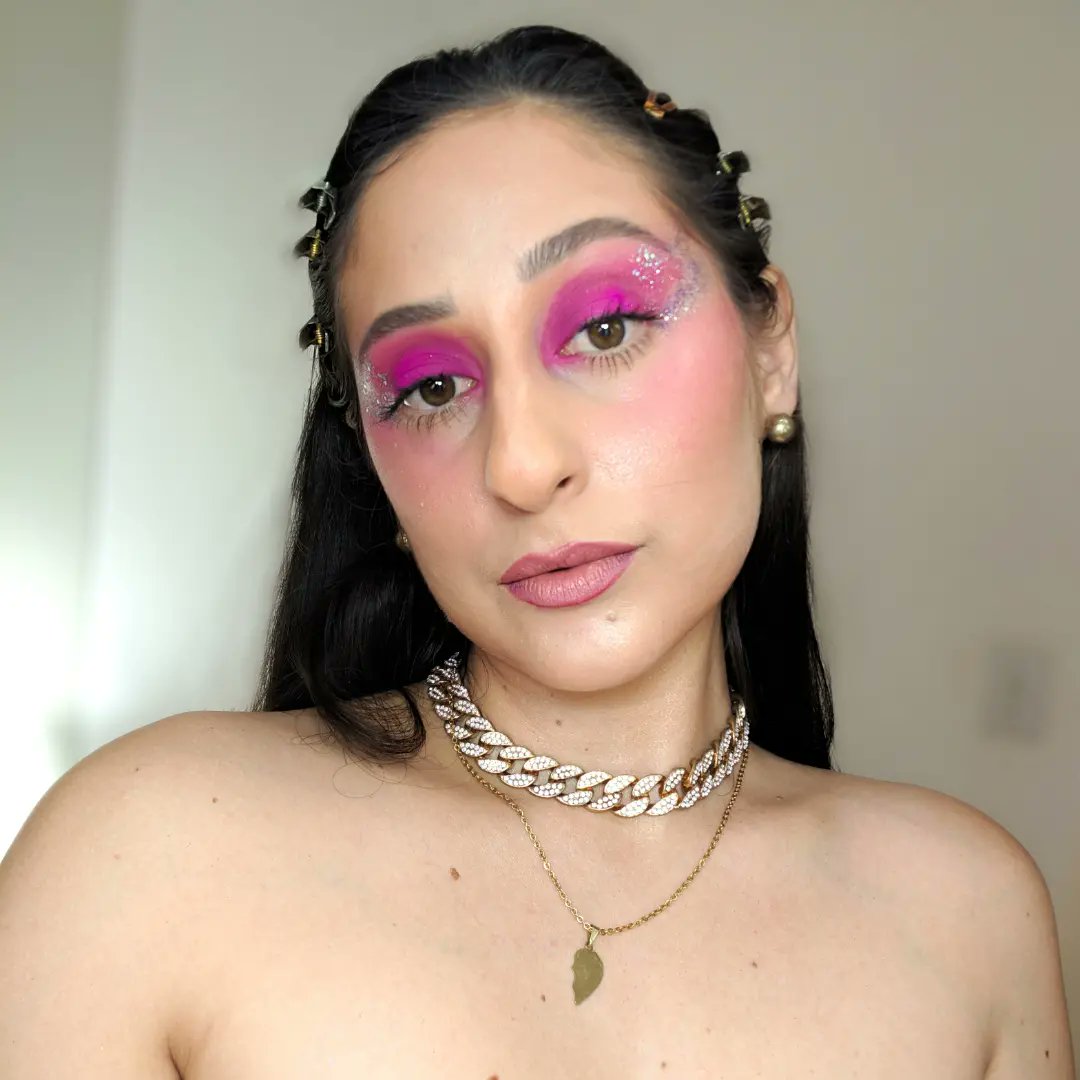 karlasantosmake's tweet photo. Oi, chamou? 👄👑💖💄
MAKE toda @Eudora
Glitter da @luisance_oficial
#makeupforbarbies #girls #makeglam #eudorabatom #eudoraglow #eudoramake https://t.co/Ql5S1f8GBp