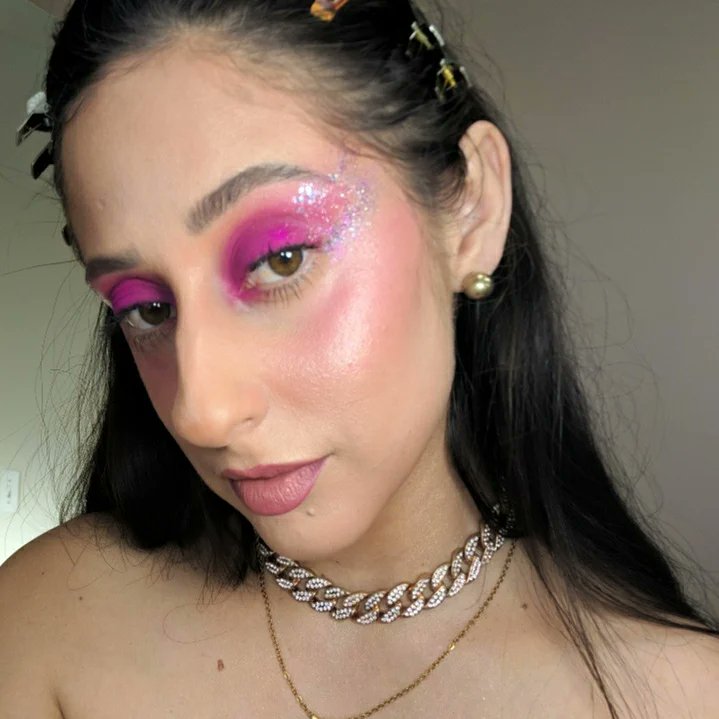 karlasantosmake's tweet photo. Oi, chamou? 👄👑💖💄
MAKE toda @Eudora
Glitter da @luisance_oficial
#makeupforbarbies #girls #makeglam #eudorabatom #eudoraglow #eudoramake https://t.co/Ql5S1f8GBp