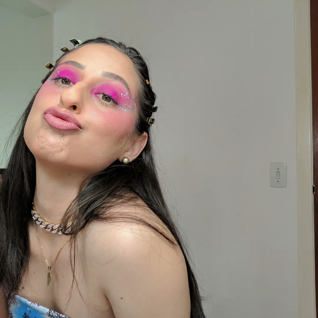 karlasantosmake's tweet photo. Oi, chamou? 👄👑💖💄
MAKE toda @Eudora
Glitter da @luisance_oficial
#makeupforbarbies #girls #makeglam #eudorabatom #eudoraglow #eudoramake https://t.co/Ql5S1f8GBp
