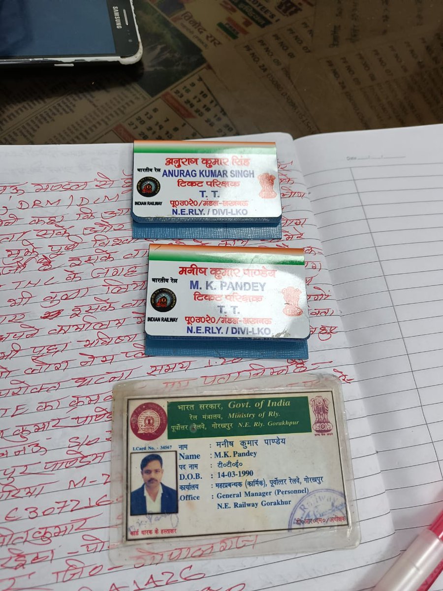 IRTCSONERGKP's tweet photo. @AshwiniVaishnaw 
@RailMinIndia 
@IR_CRB 
@drmljn 
@srdcmljn 
हमारे टिकट चेकिंग स्टाफ द्वारा फर्जी टी टी ई को पकड़ा गया। https://t.co/elHB7nmqar